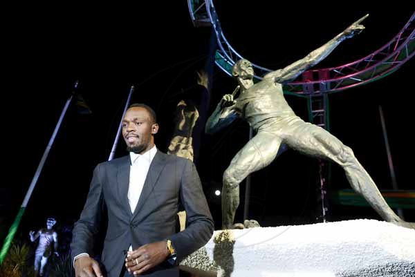 Rudolph Brown/Photographer<\n>Unveiling of Usain Bolt statue at the National Stadium on Sunday, December 3, 2017 *** Local Caption *** @Normal:Legendary Jamaican sprinter Usain Bolt stands in front of a statue of himself shortly after it was unveiled at the National Stadium last night.