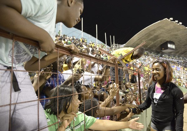 Gladstone Taylor / Photographer

Shelly Ann Fraser Pryce shares a moment with her adoring fans at the jamaica invitational