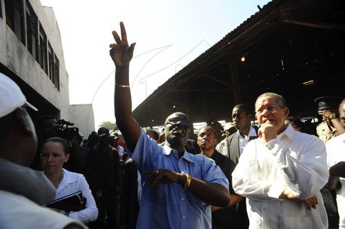 Ricardo Makyn/Staff Photographer.
 Prime Minister Bruce Golding on  a Tour of the Coronation Market with a delegation from the private sector and other Groups on Thursday 10.6.2010.