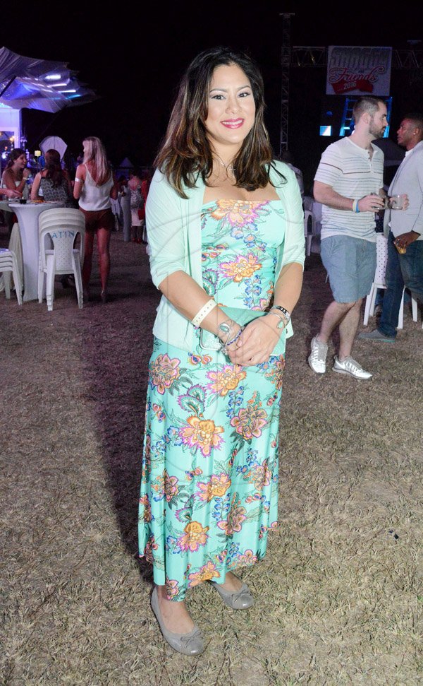 Ian Allen/Photographer
Shaggy and Friends in Concert

Rachel Chin-Yee rocks a teal floral dress and pairs it with a matching teal cardigan