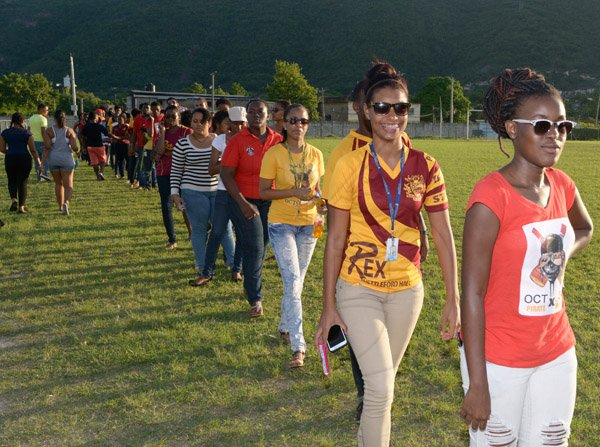 Gladstone Taylor / Photographer

UWI students and faculty attempt to break guinness world record for the longest chain of perons clasping hands in a stance against violence