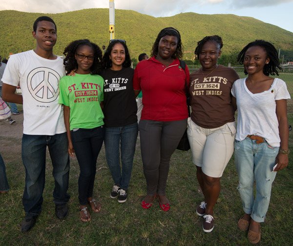 Gladstone Taylor / Photographer

UWI students and faculty attempt to break guinness world record for the longest chain of perons clasping hands in a stance against violence