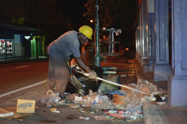 Ian Allen/Photographer
Cleaning up of Lower King Street.
