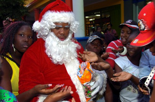 Norman Grindley/Chief Photographer
Santa handing out sweeets during Christmas in the city shopping downtown Kingston.