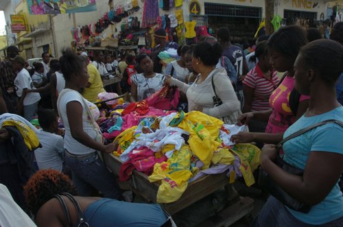 Norman Grindley/Chief Photographer
Vendors on Beckford Street downtown Kingston, Christmas in the city shopping.