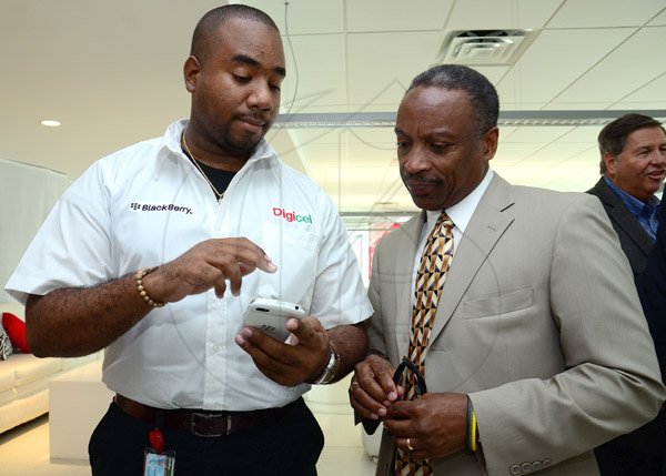 Gladstone Taylor / Photographer

FOR PHOTO GALLERY GLEANER ONLINE

Digicel launches the Blackberry Q10 at their ocean boulevard head office yesterday afternoon