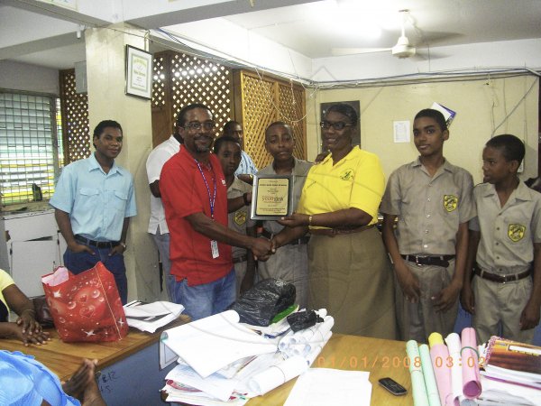 Contributed 
 Wayne Chambers of the Gleaner makes a presentation to the Ocho Rios High School