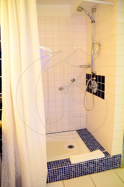 Gladstone Taylor / Photographer
Enjoy the convenience of a standing shower.
Hotel Mocking bird