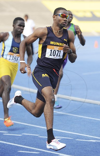 Ian Allen/Photographer
Delano Williams of Munro College winning heat 1 of the Class 1 Boys 200m at Champs 2013.