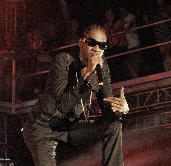 The Warlord Bounty Killer speaks to his fans at Sumfest