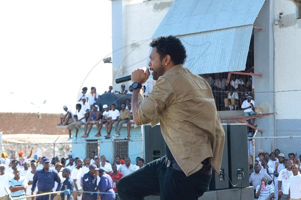 Ian Allen/Photographer
Shaggy performing for Inmates at the General Penitentiary.