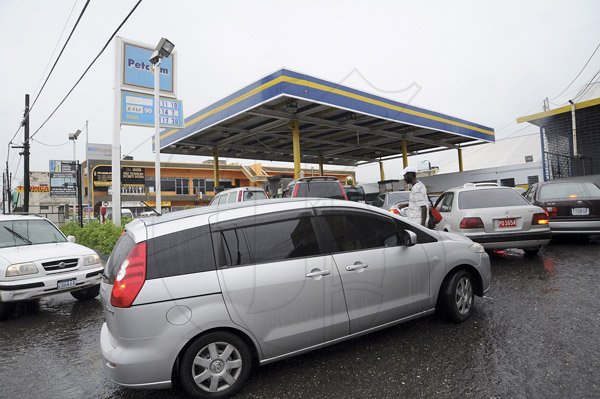 Ricardo Makyn/Staff Photographer
Motorist queue to fill up their tanks at a Petcom service station on Slipe Road  as Tropial Storm Sandy approaches Jamaica
